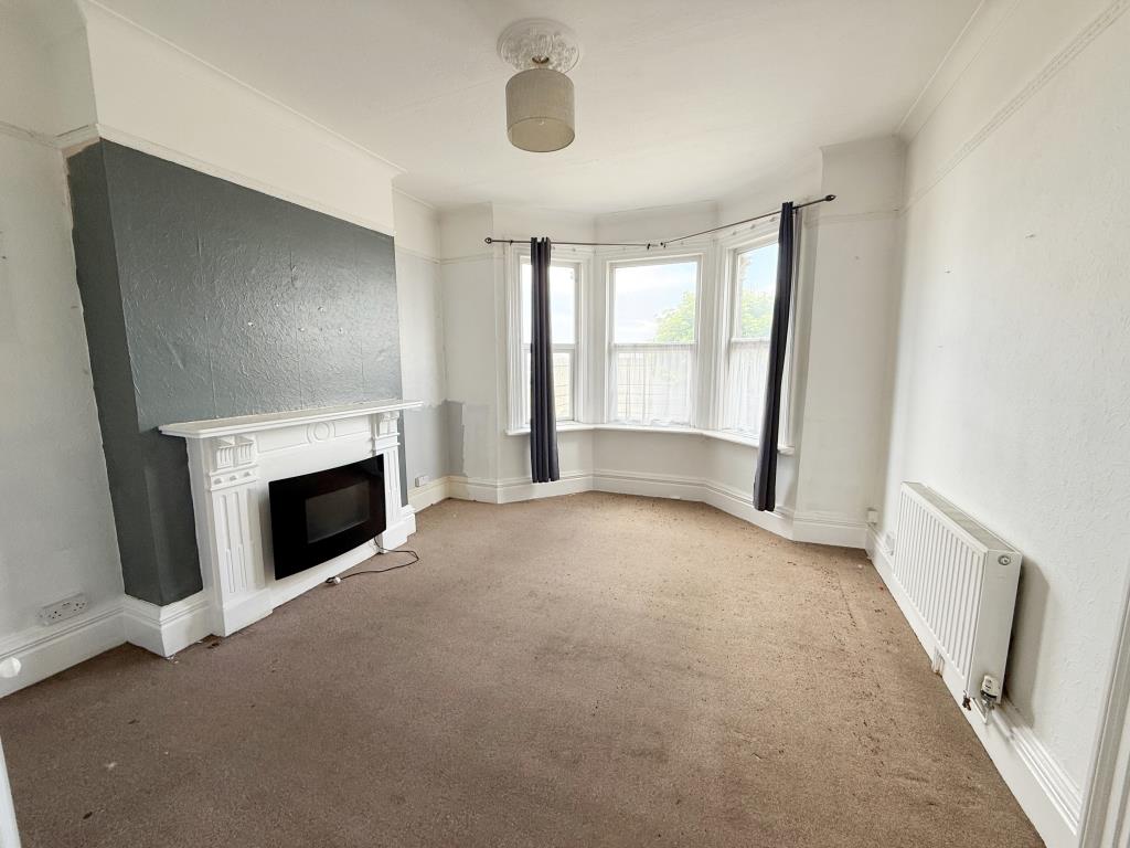 Lot: 167 - FREEHOLD BLOCK OF FLATS - Flat two living room